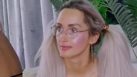 IsabelleEthan online show from March 26, 9:44 am