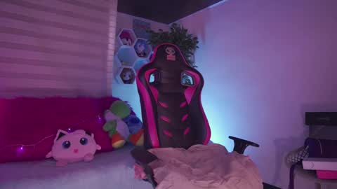 ISSA  online show from September 8, 8:52 pm