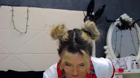 IssaSmyth online show from November 19, 8:03 am