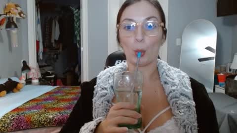 Snapshot of italiana25 chatting on December 5, 4:53 am Bella Bloom online show from December 5, 4:53 am