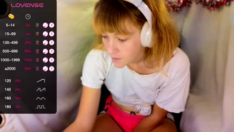 Snapshot of its_lily chatting on December 17, 9:49 pm Lily online show from December 17, 9:49 pm