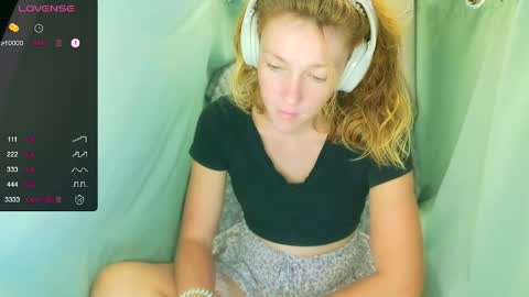 Lily online show from April 3, 10:30 pm