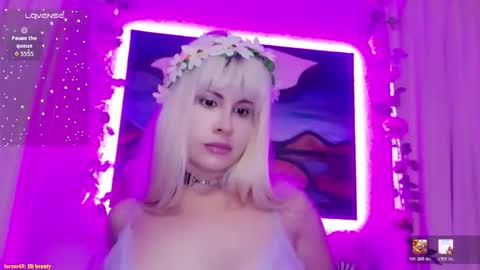 itsauroraborealis online show from May 4, 3:43 am