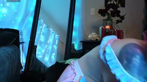 Ivey and James online show from December 6, 11:24 pm