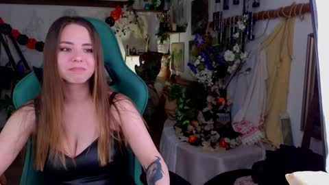 ivorywood_ online show from October 28, 4:46 pm