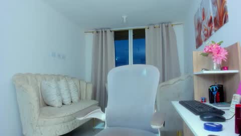 Adriana Independent Model online show from February 3, 11:15 am