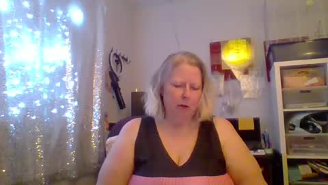 ivyjane3522 online show from July 10, 2:23 am