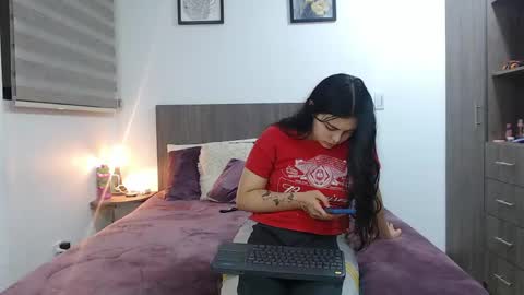Jazmin and Scarlett online show from May 7, 10:19 am