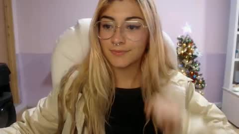 Snapshot of jean_monroe chatting on December 9, 11:45 pm Jean online show from December 9, 11:45 pm
