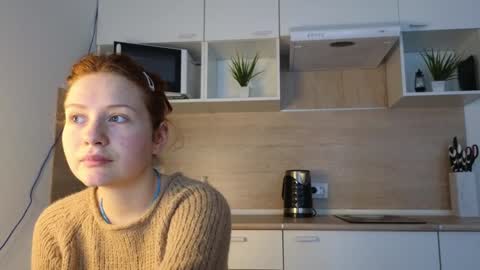 Snapshot of jelly_cherry chatting on December 11, 9:19 am Emily online show from December 11, 9:19 am