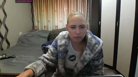 JenniDeep online show from May 10, 11:45 am