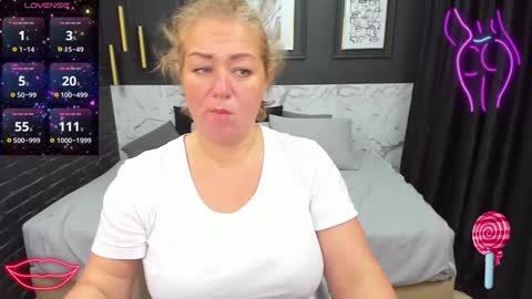 Jennifer online show from December 2, 8:09 pm