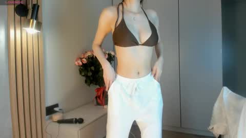 Snapshot of jenny__lii chatting on February 5, 4:37 pm call me Jenny online show from February 5, 4:37 pm