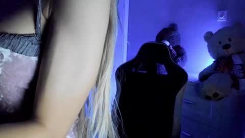 jess1ca_rabb1t online show from December 15, 11:34 am