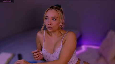 jessiellle online show from October 12, 3:31 am