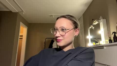 Annie online show from April 9, 3:17 pm