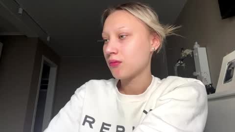 Annie online show from April 2, 3:04 am