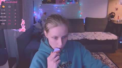 Snapshot of joy_keys chatting on March 6, 6:48 pm joy_keys online show from March 6, 6:48 pm