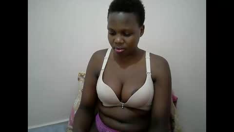 Snapshot of juicy_bella2 chatting on September 15, 10:28 pm juicy_bella2 online show from September 15, 10:28 pm