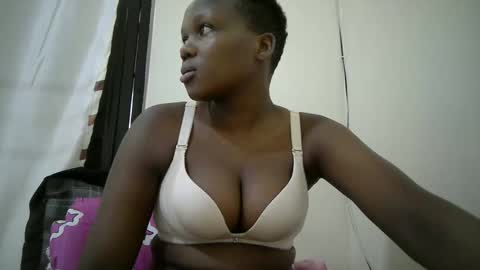 Snapshot of juicy_bella2 chatting on October 11, 8:19 am juicy_bella2 online show from October 11, 8:19 am