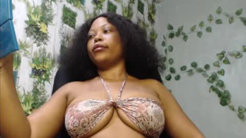Snapshot of juicy_gold22 chatting on December 12, 10:56 am Mariagold online show from December 12, 10:56 am