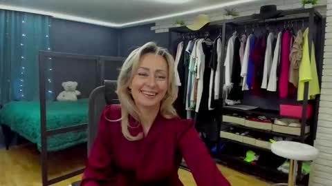 julia__cherry_ online show from December 19, 2:42 pm