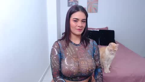 Snapshot of julia_gray_ chatting on January 22, 4:44 am julia online show from January 22, 4:44 am