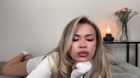 Snapshot of julia_rle chatting on February 25, 4:46 pm Julia R Le online show from February 25, 4:46 pm