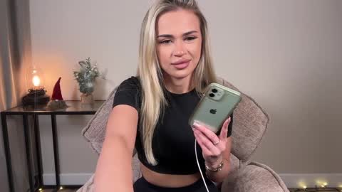 Snapshot of julia_rle chatting on January 4, 9:41 pm Julia R Le online show from January 4, 9:41 pm