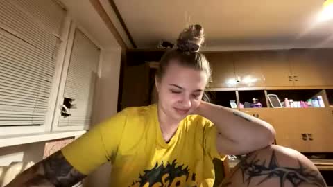 juliacrazy_ online show from October 4, 3:49 pm