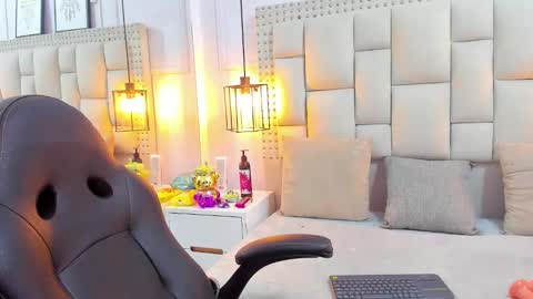 JULI  online show from December 21, 4:30 am