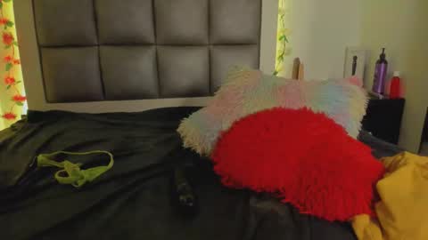 juliana_js_ online show from March 29, 8:46 am