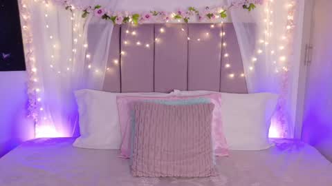 Juliet Bennet online show from May 17, 1:05 am