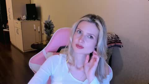 Julie online show from November 18, 4:52 pm