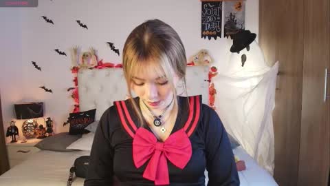 jullianapriv_ online show from October 8, 2:32 pm