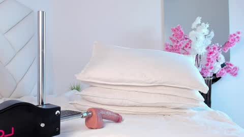 justmolly_ online show from May 15, 11:07 pm