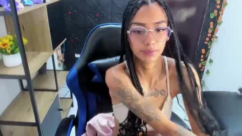 karlaslutskinny__ online show from May 6, 2:59 am