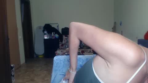 Snapshot of karolinasweet chatting on December 18, 1:23 pm Mila online show from December 18, 1:23 pm