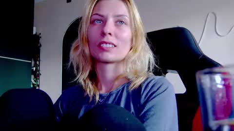 karoline121 online show from October 1, 11:59 am