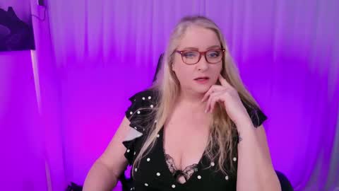 Kat D Sinclair online show from February 3, 2:24 pm