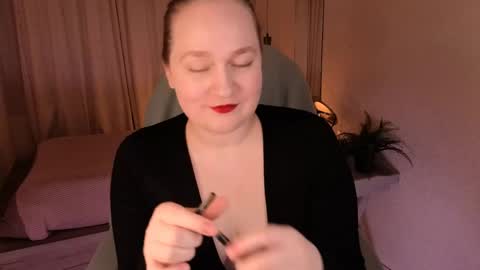 Kate   Follow me dear  online show from May 20, 1:30 pm