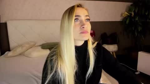 KateOwyns online show from December 4, 1:09 pm