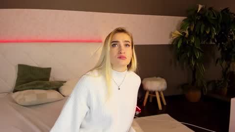KateOwyns online show from December 3, 12:59 pm