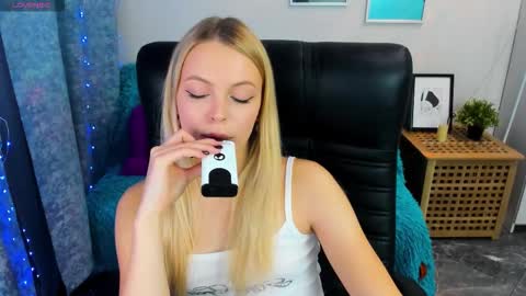 Snapshot of katherineepierce chatting on October 14, 5:48 pm Katherine online show from October 14, 5:48 pm