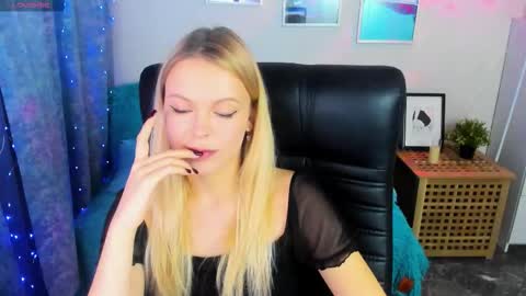 Snapshot of katherineepierce chatting on October 18, 5:04 pm Katherine online show from October 18, 5:04 pm