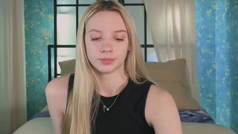 katt_yy online show from November 12, 5:27 am