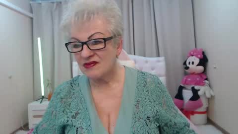 kaylesmoll online show from May 6, 6:45 pm