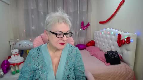 kaylesmoll online show from February 26, 7:40 pm
