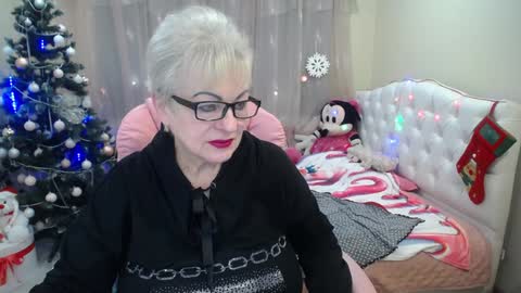 kaylesmoll online show from December 24, 6:00 am