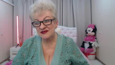 kaylesmoll online show from April 24, 6:54 pm